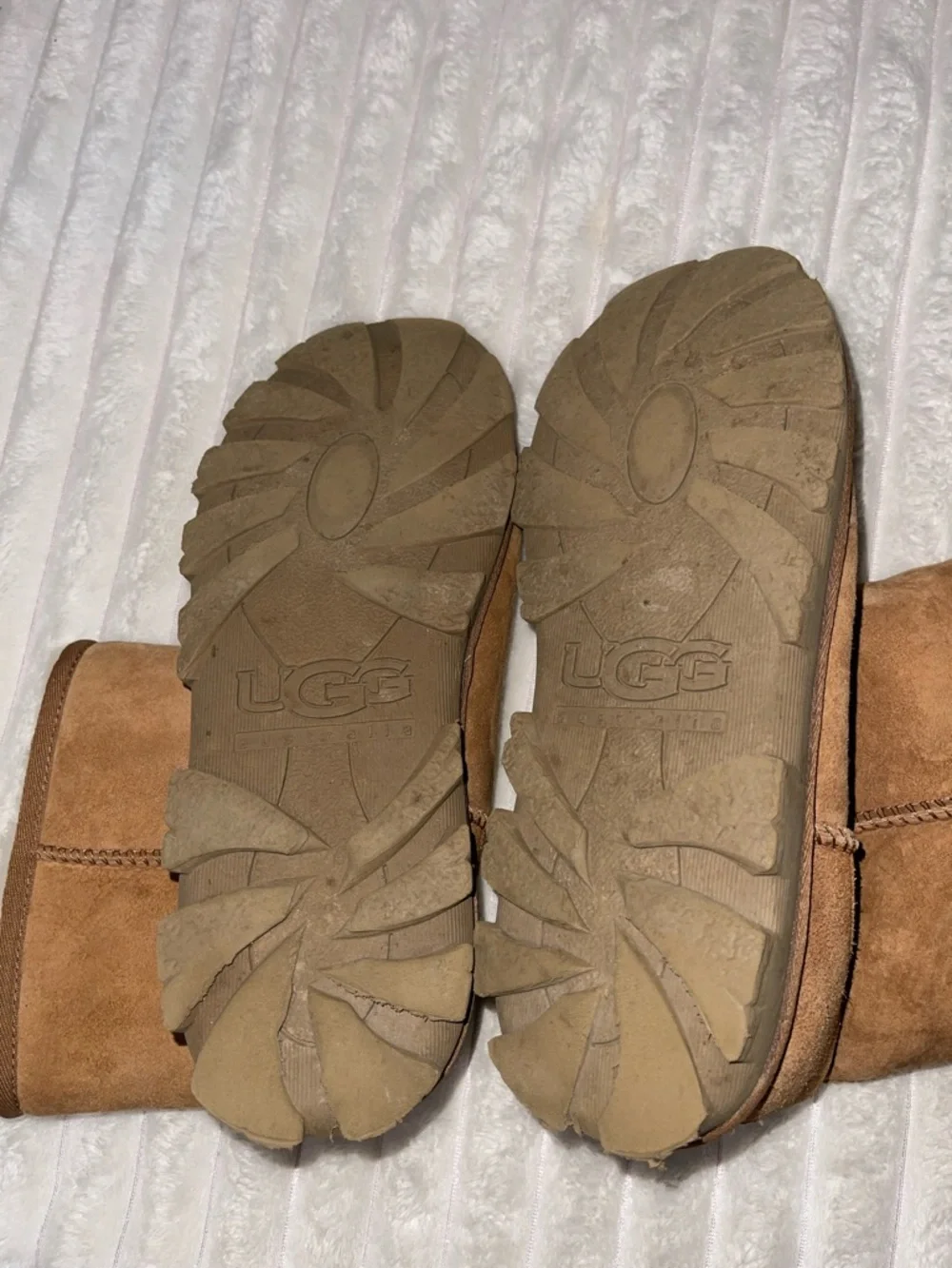 UGG Essential Short Classic Boot | Size 10